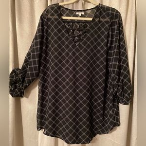 Black & white sheer long sleeve. Can fasten sleeves to 3/4 sleeve.